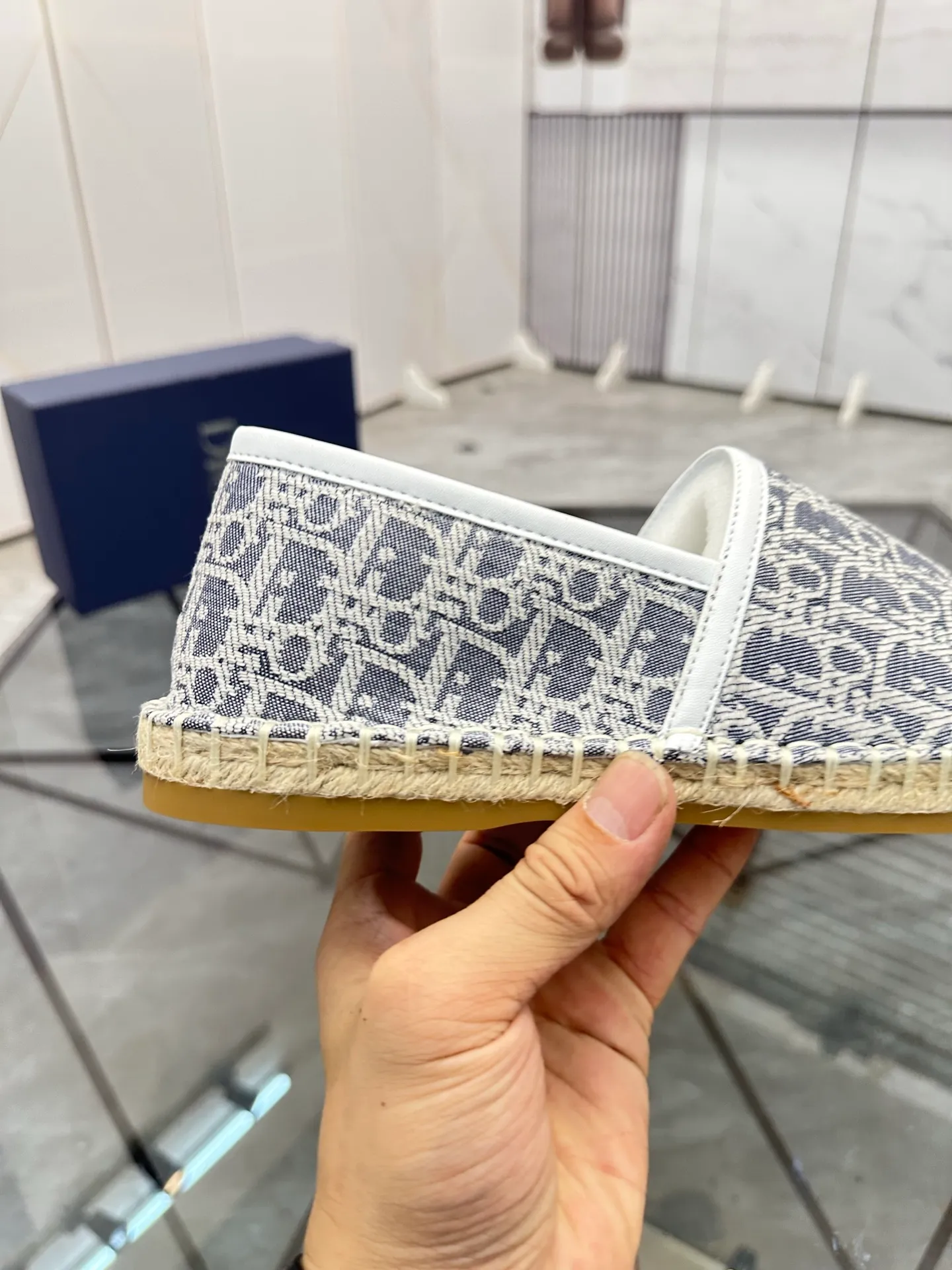 Men's shoes for sale 💰: 💰P400¥ Product trademark: Dior* "Dior*" low-top fisherman's shoes Regular size: 38-44 (can be customized to 37.45) Product materials: imported cowhide leather upper spliced ​​with original fabric, sheepskin lining, original outsole. Number: 1023